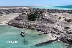 Cảnh tàn phá do xung đột tại khu vực ven biển thuộc huyện Dhubab, tỉnh Taiz, Yemen. (Ảnh: THX/TTXVN phát)