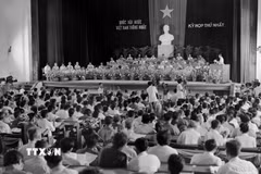 Tại kỳ họp thứ Nhất, Quốc hội khóa VI đã thông qua Nghị quyết về tên nước, Quốc kỳ, Quốc huy, Quốc ca và tổ chức Nhà nước khi chưa có Hiến pháp mới. Quốc hội quyết định đổi tên nước Việt Nam Dân chủ Cộng hòa thành nước Cộng hòa xã hội chủ nghĩa Việt Nam; quyết định khóa Quốc hội được bầu trong cuộc Tổng tuyển cử ngày 25/4/1976 là Quốc hội khóa VI nước CHXHCN Việt Nam; quyết định chính thức đổi tên thành phố Sài Gòn - Gia Ðịnh thành Thành phố Hồ Chí Minh (24/6/1976). Ảnh: TTXVN