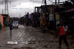 Người dân dọn bùn trên đường phố sau trận lũ quét tại Kathmandu, Nepal, ngày 5/10/2025. (Ảnh: THX/TTXVN)