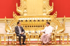 Bộ trưởng Ngoại giao Lê Hoài Trung hội kiến Tổng thống Myanmar Min Aung Hlaing. (Ảnh: Đỗ Sinh/TTXVN)