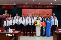 Bí thư Thành ủy Thành phố Hồ Chí Minh Trần Lưu Quang tặng hoa chúc mừng Ban Chấp hành Đảng bộ, Ban Thường vụ Đảng ủy, Bí thư, Phó bí thư, Ủy ban Kiểm tra Đảng ủy Hội đồng Nhân dân Thành phố Hồ Chí Minh. (Ảnh: TTXVN phát)