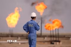 Nhân viên làm việc tại một cơ sở khai thác dầu của Iran. (Ảnh: IRNA/TTXVN)
