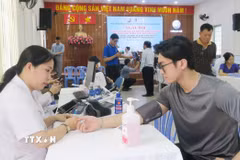 Người dân phường Bình Qưới được khám sức khỏe miễn phí. (Ảnh: Đinh Hằng/TTXVN)