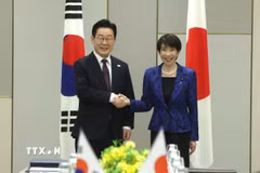 Thủ tướng Nhật Bản Sanae Takaichi (phải) hội đàm với Tổng thống Hàn Quốc Lee Jae Myung tại thành phố Nara, ngày 13/1/2026. (Nguồn: Yonhap/TTXVN)
