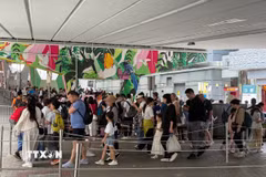 Du khách xếp hàng chờ mua vé tham quan núi Thái Bình ở Hong Kong. (Ảnh: Mạc Luyện/TTXVN)