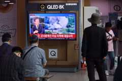 Người dân tại Seoul, Hàn Quốc theo dõi bản tin về việc Triều Tiên cho nổ mìn, phá hủy một số đoạn trên các tuyến đường bộ liên Triều ngày 15/10/2024. (Nguồn: Yonhap/TTXVN)