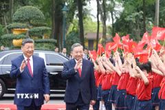 Thiếu nhi Hà Nội chào mừng Tổng Bí thư, Chủ tịch nước Trung Quốc Tập Cận Bình thăm cấp Nhà nước tới Việt Nam. (Ảnh: Thống Nhất/TTXVN)