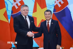 Thủ tướng Lê Minh Hưng và Thủ tướng Slovakia Robert Fico tại cuộc gặp gỡ báo chí hai nước. (Ảnh: Dương Giang/TTXVN)