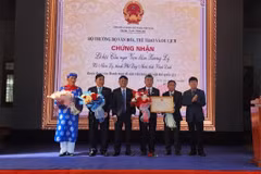 Lãnh đạo Cục di sản văn hóa trao Bằng chứng nhận Di sản Văn hóa Phi Vật thể “Lễ hội cầu ngư vạn đầm Xương Lý” cho lãnh đạo Ủy ban Nhân dân thành phố Quy Nhơn. (Ảnh: Sỹ Thắng/TTXVN)
