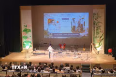 Anh Nguyễn Đức, nạn nhân chất độc da cam - khách mời đặc biệt, phát biểu tại chương trình hòa nhạc. (Ảnh: Nguyễn Tuyến/TTXVN)