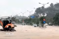 Tuyến đường tại đặc khu Vân Đồn ngập sâu do mưa lớn. (Ảnh: TTXVN phát)