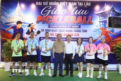Đại sứ Việt Nam tại Lào Nguyễn Minh Tâm trao giải cho đội đạt giải nhất chung cuộc. (Ảnh: Xuân Tú/TTXVN)