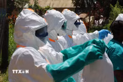 Nhân viên y tế mặc trang phục bảo hộ và khử khuẩn khi điều trị cho bệnh nhân Ebola tại Ituri, Cộng hòa Dân chủ Congo. (Ảnh: THX/TTXVN)