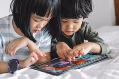 Các chuyên gia khuyến cáo để tham gia môi trường mạng một cách an toàn, trẻ em cần rèn luyện thói quen suy nghĩ kỹ trước khi chia sẻ bất kỳ thông tin, hình ảnh hay video clip nào, bởi một khi đã đăng tải, những nội dung này có thể bị lưu giữ, phát tán và rất khó xóa bỏ hoàn toàn. (Nguồn: Asurion)