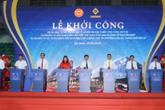 Các đại biểu thực hiện nghi thức khởi công dự án. (Ảnh: Thanh Tuấn/TTXVN)