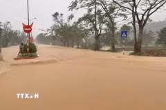 Trong những giờ qua tại các xã từ A Lưới 1 đến A Lưới 5 đã có mưa to, mưa rất to; tổng lượng mưa khoảng từ 111,6mm-155,6mm. Mưa to đã khiến nước tràn qua mặt đường Hồ Chí Minh đoạn qua xã A Lưới 3. (Nguồn: TTXVN phát)