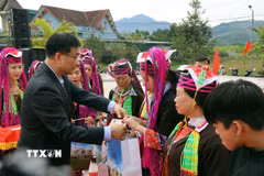 Phó Chủ tịch Quốc hội Vũ Hồng Thanh tặng quà cho người dân khu dân cư bản Kháy Phầu, Nà lý, Tình Á, Mả Thàu Phố, xã Quảng Đức. (Ảnh: Đức Hiếu/TTXVN)