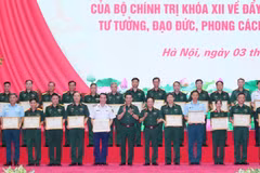 Đại tướng Phan Văn Giang, Bộ trưởng Bộ Quốc phòng và Thượng tướng Trịnh Văn Quyết, Chủ nhiệm Tổng cục Chính trị Quân đội Nhân dân Việt Nam trao Bằng khen của Bộ trưởng Quốc phòng tặng các cá nhân, tập thể. (Ảnh: Trọng Đức/TTXVN)