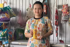 Chị Lê Thị Ngọc Trang bên quán nhỏ tại An Giang, nơi câu chuyện trúng 50 triệu đồng từ một lần xé nhãn chai Number 1 bắt đầu lan khắp xóm. (Ảnh: NVCC)