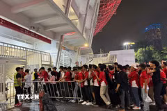 Người hâm mộ xếp hàng vào sân theo dõi trận chung kết giữa Thái Lan và Indonesia. (Ảnh: Đỗ Quyên/TTXVN)