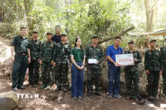Trung tâm Thông tin Thông tấn xã Việt Nam khu vực miền Trung - Tây Nguyên và Công ty Luật TNHH Huỳnh Thiên Phúc trao tặng quà hỗ trợ lực lượng làm nhiệm vụ tại khu vực tìm kiếm hài cốt liệt sỹ ở Hang Đá Sập (xã Hà Nha, thành phố Đà Nẵng). (Ảnh: Khoa Chương/TTXVN)