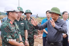 Bí thư Tỉnh ủy Lai Châu, Lê Minh Ngân động viên lực lượng Quân đội đang thi công xây dựng nhà cho các hộ dân vùng lũ tại bản Sân Bay, xã Mường Than. (Ảnh: Quý Trung/TTXVN)