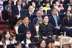 Nhà vua Thái Lan Maha Maha Vajiralongkorn Phra Vajiraklaochaoyuhua cùng Hoàng hậu Suthida Bajrasudhabimalalakshana dự buổi gặp gỡ với lãnh đạo, giảng viên, cán bộ và sinh viên Trung tâm Ngôn ngữ và Văn hóa Thái Lan, Trường Đại học Hà Nội. (Ảnh: An Đăng/TTXVN)