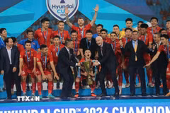 Chủ tịch FIFA Gianni Infantino trao cúp vô địch ASEAN Cup 2026 cho đội tuyển Việt Nam. (Ảnh: Minh Quyết/TTXVN)