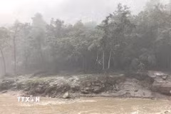 Hiện trường vụ lở đất gần cửa khẩu Cát Long, Khu tự trị Tây Tạng, Trung Quốc ngày 26/8/2026. (Ảnh: THX/TTXVN phát)