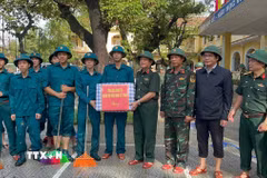 Thượng tướng Trương Thiên Tô trao quà cho các cán bộ chiến sỹ đang hỗ trợ trường Tiểu học Trần Quốc Toản tổng vệ sinh sau ngập lụt. (Ảnh: Văn Dũng/TTXVN)