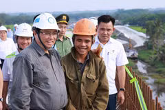 Thủ tướng Phạm Minh Chính thăm hỏi, chúc Tết công nhân thi công dự án đường Vành đai 3 Thành phố Hồ Chí Minh đoạn Tân Vạn-Nhơn Trạch. (Ảnh: Dương Giang/TTXVN)