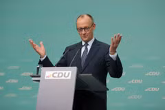 Lãnh đạo Liên minh CDU/CSU Friedrich Merz phát biểu trong cuộc họp báo ở Berlin. (Ảnh: THX/TTXVN)