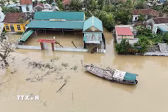 Nước sông Lam dâng cao khiến nhiều khu vực bị ngập, đường giao thông trong thôn Hồng Lam, Hà Tĩnh bị chia cắt cục bộ hồi đầu tháng 9. (Ảnh: Hữu Quyết/TTXVN)