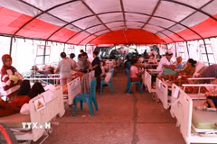 Nạn nhân bị thương sau trận động đất được điều trị tại lều khẩn cấp bên ngoài bệnh viện khu vực Komodo, tỉnh Đông Nusa Tenggara, Indonesia, ngày 17/8/2026. (Ảnh: THX/TTXVN phát)