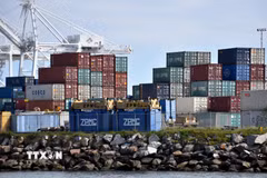 Các container hàng hóa tại cảng Long Beach, bang California, Mỹ. (Ảnh: THX/TTXVN)