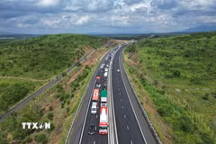 Các phương tiện di chuyển trên tuyến cao tốc Phan Thiết-Dầu Giây. (Ảnh: Lê Xuân/TTXVN)