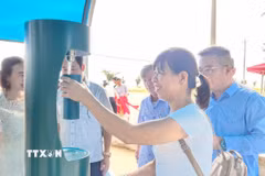 Du khách trải nghiệm trạm nhà chờ và máy cấp nước uống miễn phí. (Ảnh: Mai Trang/TTXVN)