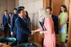 Phó thủ tướng Nguyễn Văn Thắng và Phó Tổng Giám đốc Tổ chức Thương mại Thế giới (WTO) Jennifer DJ Nordquist. (Ảnh: Anh Hiển/TTXVN)