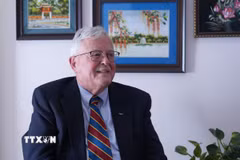 Giáo sư Carl Thayer thuộc Học viện Quốc phòng Australia, Đại học New South Wales trả lời phỏng vấn phóng viên TTXVN. (Ảnh: Diệu Linh/TTXVN)