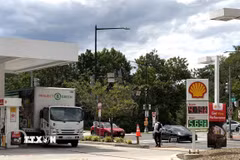 Bảng giá xăng dầu bán lẻ chiều 15/6/2026 tại một trạm xăng ở Washington D.C. (Ảnh: Ngọc Quang/TTXVN)