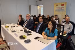 Các đại biểu tham dự cuộc tọa đàm tại Phái đoàn thường trực Việt Nam tại Geneva. (Ảnh: Anh Hiển/TTXVN)