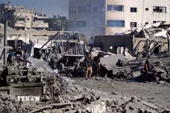Thiệt hại sau các cuộc không kích của Israel xuống Dải Gaza. (Ảnh: THX/TTXVN phát)