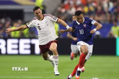 Pha tranh chấp quyết liệt giữa tiền vệ Fabian Ruiz của Tây Ban Nha và tiền đạo Kylian Mbappe của Pháp. (Ảnh: THX/TTXVN phát)