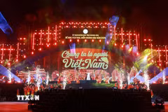 Sân khấu đêm bế mạc lung linh sắc màu âm nhạc và ánh sáng tại Festival Biển Khánh Hòa 2026. (Ảnh: Phan Sáu/TTXVN)