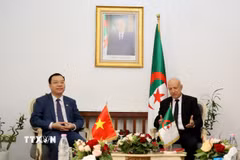 Tổng Bí thư Đảng Mặt trận giải phóng dân tộc Algeria (FLN) Abdelkrim Benmebarek tiếp Đại sứ Việt Nam tại Algeria Vũ Duy Long. (Ảnh: Mạnh Hùng/TTXVN)