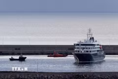 Tàu du lịch MV Hondius tại cảng Granadilla ở Tenerife, Tây Ban Nha, ngày 10/5/2026. (Ảnh: THX/TTXVN)
