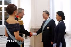 Nhà Vua Đan Mạch Frederik X và Hoàng hậu Mary đón Tổng Bí thư, Chủ tịch nước Tô Lâm và Phu nhân Ngô Phương Ly. (Ảnh: Thống Nhất – TTXVN)