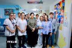 Bà Ngô Phương Ly, Phu nhân Tổng Bí thư, Chủ tịch nước với cán bộ, nhân viên Bệnh viện Nhi Đại học Hoàng hậu Fabiola (HUDERF). (Ảnh: TTXVN phát)