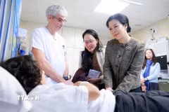 Bà Ngô Phương Ly, Phu nhân Tổng Bí thư, Chủ tịch nước thăm hỏi và động viên bệnh nhi đang điều trị tại Bệnh viện Nhi Đại học Hoàng hậu Fabiola (HUDERF). (Ảnh: TTXVN phát)