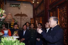 Tổng Bí thư Tô Lâm dâng hương tại Điện Kính Thiên trên đỉnh núi Nghĩa Lĩnh thuộc Khu di tích lịch sử Quốc gia đặc biệt Đền Hùng. (Ảnh: Thống Nhất/TTXVN)